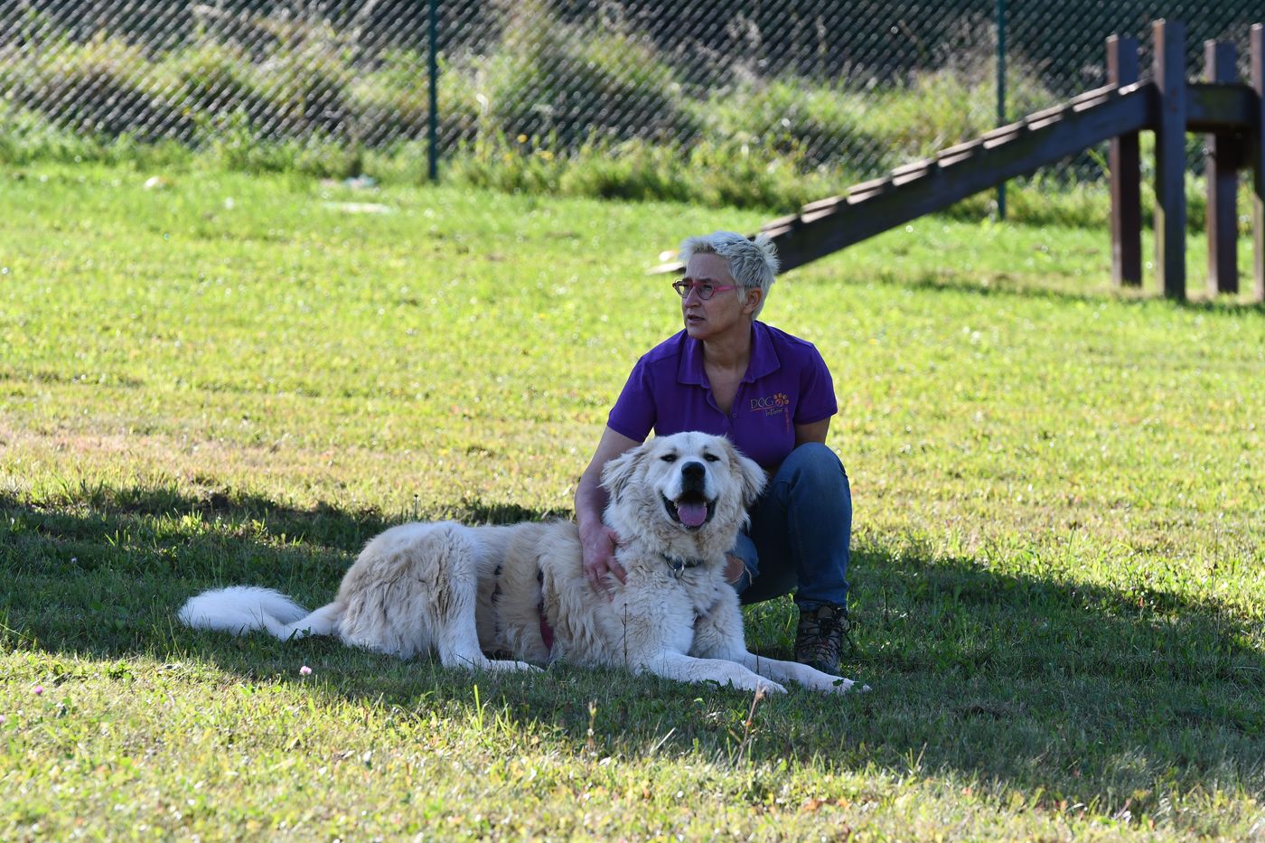 Mirjam Cordt mit einem Hund auf einer Wiese