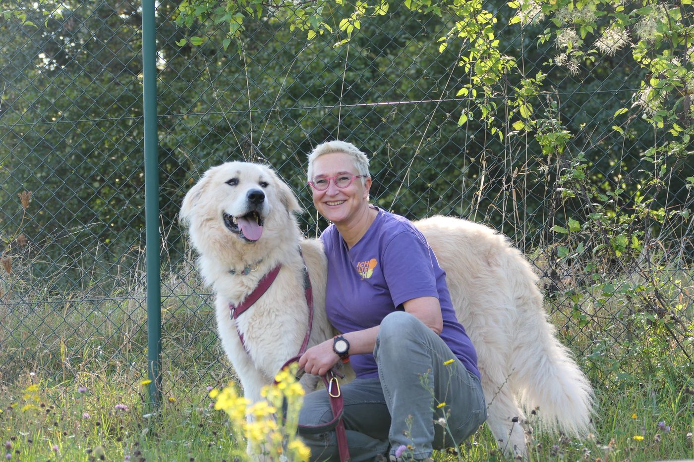 Mirjam Cordt mit einem großen Herdenschutzhund